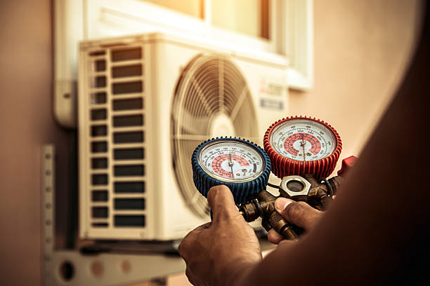 Professional Hvac technician working in Canton, IL